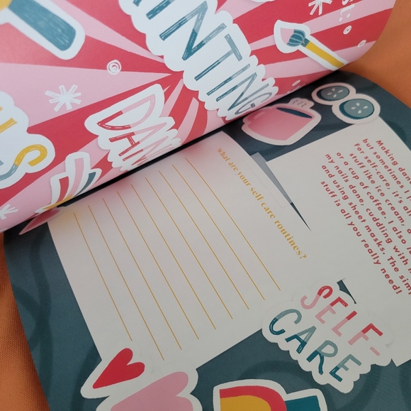 Charli D'amelio -Essentially Charli - Picture 5 of 7